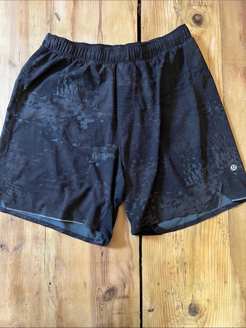LULULEMON M Black Surge Shorts 7" Lined Printed